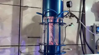 Vídeo do reator de hidrogênio-lépton em funcionamento, com os arcos de plasma visíveis