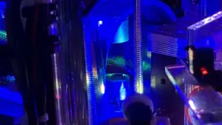Vista interna da câmara de confinamento, iluminada apenas pela excitação óptica azul